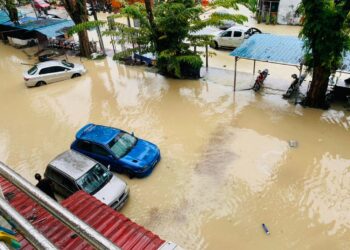BEBERAPA kawasan di Pulau Pinang dilanda banjir kilat dan kejadian pokok tumbang awal pagi ini berikutan hujan lebat sejak tengah malam tadi.