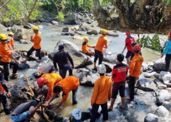 PASUKAN penyelamat membuat benteng bagi menghalang air sungai masuk ke dalam lubang lombong di Banyumas, Jawa Tengah. - AGENSI