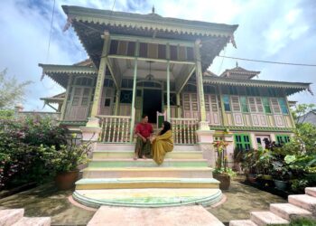 RUMAH tradisional di tepi jalan yang masih tersergam indah meskipun sudah berusia hampir 100 tahun di Jalan Datuk Wan Ahmad, Pengkalan Asam, Kangar, Perlis. - UTUSAN/MOHD. HAFIZ ABD. MUTALIB