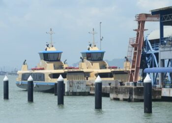 SEBANYAK empat buah feri Pulau Pinang baharu yang dinamakan Teluk Kumbar, Teluk Bahang, Teluk Duyung dan Teluk Kampi dilaporkan tiba di Pulau Pinang semalam sebelum dijangka beroperasi secara rasmi bulan depan. - Pic IQBAL HAMDAN