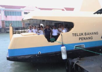 ANTHONY Loke ketika meninjau dan menaiki feri baharu Pulau Pinang di Pangkalan Raja Tun Uda, George Town hari ini. - Pic: IQBAL HAMDAN