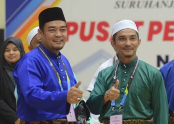 MOHD. NAIM Salleh (kiri) bergambar bersama Mohd. Yusni Mat Piah selepas menyerahkan borang penamaan calon untuk PRN Pulau Pinang bagi kerusi DUN Penaga di Dewan Millenium Kepala Batas, Pulau Pinang hari ini.