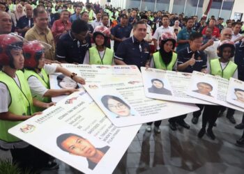 ANTHONY Loke bersama sebahagian penerima lesen memandu menerusi Program MyLesen B2 peringkat Pulau Pinang di Balik Pulau, hari ini. - Pic: IQBAL HAMDAN