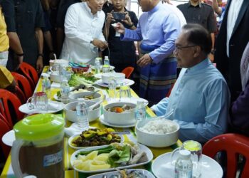 Anwar Ibram dan diiringi Amirudin Shari menjamu selera di Restoran Sri Ayu di Medan Selera Sri Gombak sebelum menunaikan solat Jumaat.