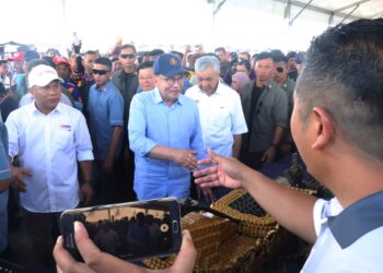 ANWAR Ibrahim dan Ahmad Zahid Hamidi meninjau gerai pameran pada program Sentuhan Kasih Desa Pulau Pinang - Sesi Bual Bicara Komuniti TVET Bersama Perdana Menteri di Bertam, Pulau Pinang hari ini. - Pic: IQBAL HAMDAN