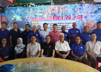 CHAN Foong Hin (duduk, tengah) ketika menghadiri program ramah mesra serta libat urus bersama semua persatuan penternak negeri di Bukit Tambun, Pulau Pinang semalam. - Pic: IQBAL HAMDAN