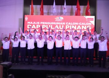 ANTHONY Loke bersama-sama ca;on DAP Pulau Pinang dan Kedah bagi PRN-15 pada majlis pengumuman calon parti berkenaan di George Town, Pulau Pinang, hari ini. - Pic: IQBAL HAMDAN