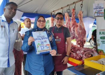 FUZIAH Salleh menunjukkan harga sekilogram daging tempatan yang dijual menerusi inisiatif Jualan Daging Rahmah yang lebih murah daripada harga pasaran pada Program Jualan Rahmah di Tapak Ekspo Seberang Jaya, Butterworth, Pulau Pinang hari ini. - Pix: IQBAL HAMDAN