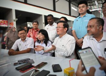CHOW Kon Yeow dalam sidang akhbar selepas melancarkan kompleks penjaja baharu yang dinaik taraf di Jalan Anson, George Town, Pulau Pinang hari ini. - Pic: FB CHOW KON YEOW