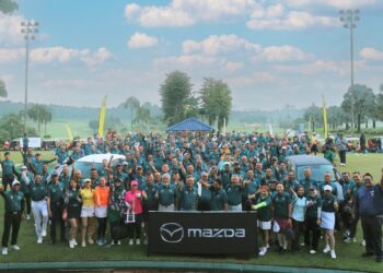 PESERTA kejohanan golf Piala Mazda bergambar sebelum acara bermula.