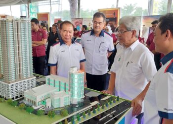 MOHD. ANNUAR Zaini (empat dari kanan) bersama Ahmad Zakiyuddin Abd. Rahman (dua dari kanan) ketika menghadiri majlis pelancaran pangsapuri Amaanee Residences @ Wakaf Seetee Aisah yang diadakan sempena Karnival Hartanah UDA Ria di Seberang Jaya, Pulau Pinang hari ini.