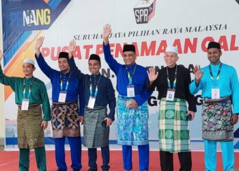 ENAM calon BN-PH dan PN yang akan bertanding pada PRN Pulau Pinang di tiga kerusi di bawah Parlimen Kepala Batas iaitu Bertam; Penaga dan Pinang Tunggal selepas proses penamaan calon di Dewan Millenium, Kepala Batas, Pulau Pinang hari ini.