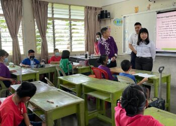 LIM Hui Ying berinteraksi bersama pelajar ketika melawat SJKC Pai Teik, di Butterworth, Pulau Pinang hari ini. - Pix: SITI NUR MAS ERAH AMRAN