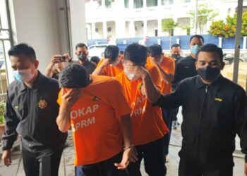 SERAMAI lima anggota polis ditahan reman di Mahkamah Majistret George Town, Pulau Pinang hari ini bagi membantu siasatan SPRM berhubung kes rasuah. - Pic: IQBAL HAMDAN