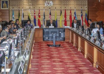 AHMAD Zahid Hamidi ketika mempengerusikan Mesyuarat Jawatankuasa Kabinet Membanteras Gejala Dadah (JKMD) Bilangan 1 Tahun 2023 di Putrajaya. - UTUSAN/FAIZ ALIF AHMAD ZUBIR