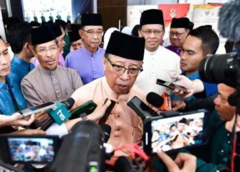 ABANG Johari ketika ditemui pemberita selepas menghadiri Majlis Perhimpunan Ma’al Hijrah Peringkat Sarawak di Dewan Kompleks Islam Kuching, hari ini.