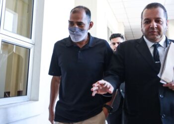 AHMAD Shahrul Azhar Sofian (kiri) tiba di Mahkamah Majistret Petaling Jaya bagi menghadapi pertuduhan menceroboh bilik hotel didiami kenalan wanita. - UTUSAN/AFIQ RAZALI