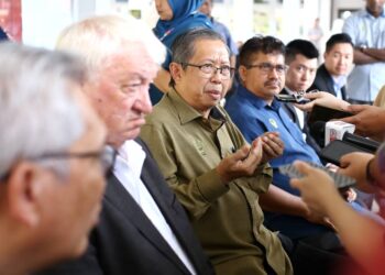 MOHAMMAD Nizar Jamaluddin dalam sidang akhbar  selepas taklimat dan pembentangan berkaitan cadangan pembinaan lapangan terbang bertaraf antarabangsa di Bota hari ini. - UTUSAN/MUHAMAD NAZREEN SYAH MUSTHAFA