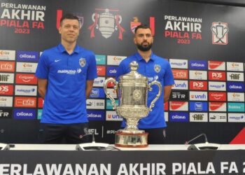 JORDI Amat (kanan) dan Ketua Jurulatih JDT, Esteban Solari bersama trofi Piala FA menjelang perlawanan akhir di Stadium Sultan Ibrahim malam ini. - UTUSAN/RAJA JAAFAR ALI
