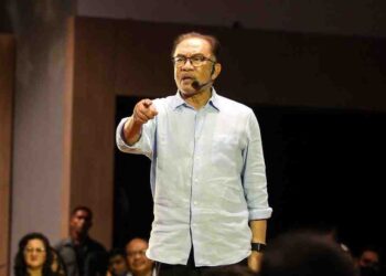 ANWAR Ibrahim ketika menjawab soalan mahasiswa pada sesi dialog sempena Program Temu Anwar di UUM Sintok. - UTUSAN/ SHAHIR NOORDIN