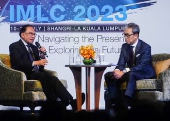 ANWAR Ibrahim dan moderator, Christopher Leong pada Persidangan Undang-Undang Malaysia Antarabangsa di Hotel Shang Ri-La, Kuala Lumpur, hari ini. - UTUSAN/SHIDDIEQIIN ZON