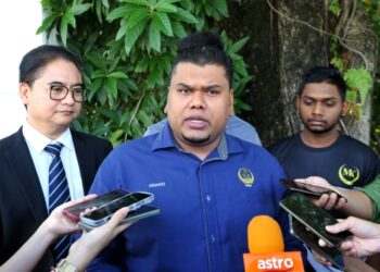 MUHAMAD Arafat Varisai Mahamad ditemui pemberita di pekarangan Mahkamah Tinggi Ipoh berhubung kes saman fitnah terhadap beliau. - UTUSAN/MUHAMAD NAZREEN SYAH MUSTHAFA