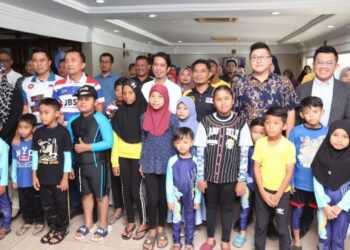 ADAM Adli Abd. Halim (tengah) bergambar bersama peserta KLAS Renang selepas merasmikan Sambutan Hari Pencegahan Lemas Sedunia Peringkat Kementerian Belia dan Sukan (KBS) Tahun 2023 di Kelantan Golf and Country Club, Kota Bharu, hari ini. - UTUSAN/ROSMIZAN RESDI