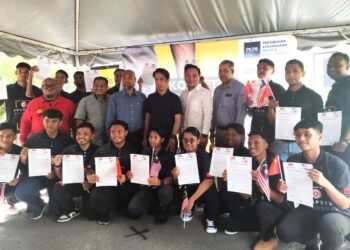 ADAM Adli Abd. Halim (berdiri, enam dari kanan) bersama sebahagian peserta yang mengambil bahagian dalam Majlis Perasmian Pelepasan Malaysia-China Youth TVET Training 2023 di Seremban, semalam.