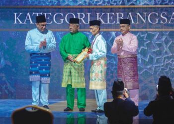 AL-SULTAN Abdullah Ri’ayatuddin Al-Mustafa Billah Shah mengurniakan anugerah Tokoh Maal Hijrah 2023 
kepada Abdul Monir Yaacob di Kuala Lumpur, semalam. Turut kelihatan Anwar Ibrahim dan Menteri di Jabatan Perdana Menteri (Hal Ehwal Agama), Datuk Dr. Mohd. Na’im Mokhtar. – UTUSAN/FARIZ RUSADIO
