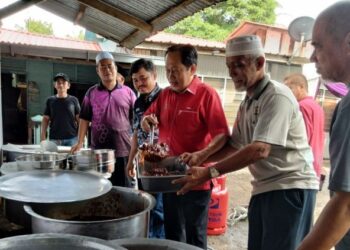 AHMAD Maslan menceduk lauk ketika menghadiri majlis perkahwinan pasangan pengantin Nor Haziqah Rosli dan Abd. Malik Shafiq Abd. Aziz di Kampung Parit Panjang, Pontian, Johor, hari ini.