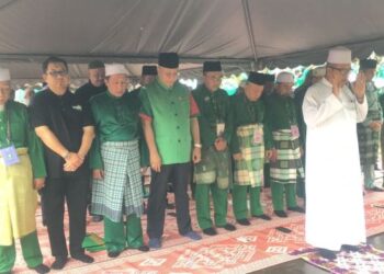 ANNUAR Musa (empat, kiri) menunaikan solat hajat bersama calon yang bertanding pada PRN di DUN Kadok, Kok Lanas dan Melor di Ketereh, Kota Bharu, Kelantan, hari ini. - UTUSAN/ROSMIZAN RESDI
