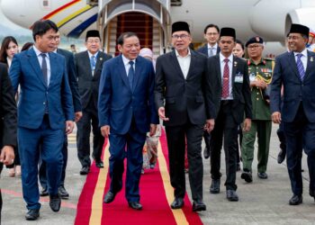 ANWAR Ibrahim diiringi Nguyen Van Hung sejurus tiba di Lapangan Terbang Antarabangsa Noi-Bai, Hanoi, Vietnam, semalam bagi mengadakan lawatan rasmi selama dua hari. – PEJABAT PERDANA MENTERI