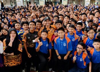 AZEEM Fahmi bersama pelajar Sekolah Menengah Kebangsaan Presint 8 (1) Putrajaya kelmarin dalam sesi ‘meet & Greet’ kelmarin. - IHSAN MSN