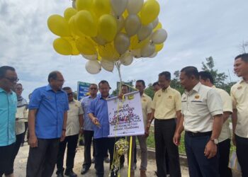 ALEXANDER Nanta Linggi (hadapan, tiga dari kiri) melakukan gimik penyerahan projek naik taraf jalan Persekutuan di Kemaman, hari ini. - UTUSAN/NIK NUR IZZATUL HAZWANI NIK ADNAN