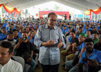 ANWAR Ibrahim berucap dan beramah mesra bersama sebahagian belia terdiri daripada penunggang p-hailing yang hadir ketika Program Temu Anwar Selangor dan Belia P-Hailing di Laman Majlis Bandaraya Petaling Jaya (MBPJ). - UTUSAN/AMIR KHALID