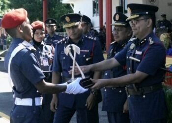 AKMAL Nasrullah Mohd. Nasir (kanan) menyampaikan anugerah kepada salah seorang pelatih terbaik Kursus Sains Kebombaan Siri 1/2023 di Akademi Bomba dan Penyelamat Wilayah Timur di Wakaf Tapai, Marang, hari ini. - UTUSAN/NOOR HAYATI MAMAT