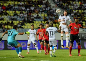 IVAN Mamut (empat, kanan) menanduk gol Terengganu FC ketika menentang Negeri Sembilan dalam perlawanan Liga Super yang berakhir seri 1-1 di Stadium Sultan Mizan Zainal Abidin, Kuala Nerus kelmarin. – MINGGUAN/PUQTRA HAIRRY