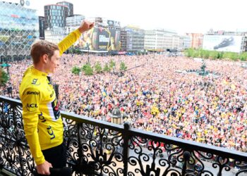 LAUTAN merah dan kuning menyambut kepulangan juara Tour de France 2023, Jonas Vingegaard di Dataran Bandaraya Copenhagen, Denmark semalam. - AFP