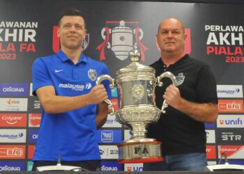 PENGENDALI JDT, Esteban Solari (kiri) dan rakan sejawatannya dari Kuala Lumpur City, Bojan Hodak bersama trofi Piala FA yang menjadi rebutan apabila kedua-dua pasukan berentap dalam perlawanan akhir di  Stadium Sultan Ibrahim, Iskandar Puteri malam ini. – UTUSAN/RAJA JAAFAR ALI