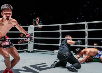 ATLET muaythai remaja negara, Ahmad Nor Iman Aliff Rakib (kiri) meraikan kejayaan menumpaskan peserta Thailand, Ratchadej Sor Petjumrat menerusi keputusan KO dalam pertarungan Catchweight pada ONE Championship Thailand di Stadium Tinju Lumpinee, Bangkok kelmarin. –  IHSAN AHMAD NOR IMAN ALIFF [