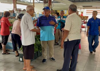 MOHD. Faizal Ramli bertemu penduduk di Pasar Pasir Panjang, Linggi, Port Dickson. -UTUSAN/ZAKKINAWATI AHMAD TARMIZI.
