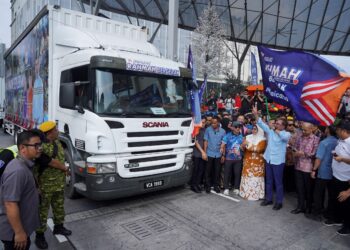 ANWAR Ibrahim melakukan pelepasan ke atas 16 lori ke 1,133 lokasi di seluruh negara dalam Jualan Rahmah Bergerak #KedaiCariRakyat di Bukit Jalil, hari ini. -UTUSAN/AMIR KHALID