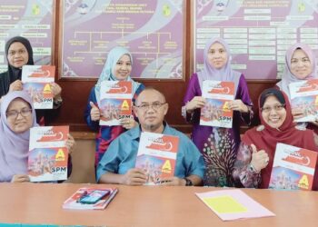 Penyerahan Modul Pengukuhan Akademik Program empowerNCER Akademik Batch 3 - Package 1 
di Sekolah Menengah Kebangsaan Tunku Seri Indera Putera bersama lima orang guru Fasilitator.