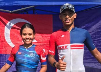 NUR Aiman Rosli (kanan) Siti Nur Adibah Akma Fuad mempertahankan pingat emas ujian masa individu pada Kejohanan Berbasikal Lebuhraya Kebangsaan  di Melaka hari ini.