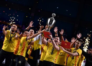 PERAK Bison ketika meraikan kejayaan muncul juara Premier Liga Sepak Takraw 2023.  - UTUSAN