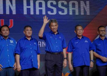 MOHAMAD Hassan (tengah) yang juga calon Dewan Undangan Negeri (DUN) Rantau pada Majlis Pengumuman Calon Barisan Nasional (BN) bagi Pilihan Raya Negeri (PRN) 2023 di Dewan Tun Hussein Onn, Pusat Dagangan Dunia Kuala Lumpur (WTC). - MINGGUAN/FARIZ RUSADIO