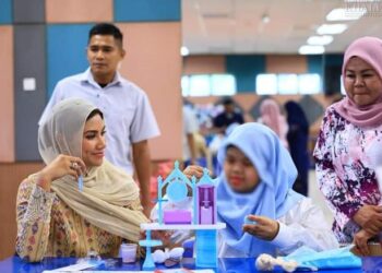 CHE Puan Besar Khaleeda berkongsikan beberapa keping gambar ketika menyantuni Bella dalam satu lawatan tertutup di Johor Bahru semalam.