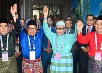 CALON-CALON bagi Parlimen Marang (dari kiri) Zarawi Sulong (Pejuang), Jasmira Othman (BN), Abdul Hadi Awang (PN), Azhar Abdul Shukur (PH) bergambar bersama setelah selesai urusan pencalonan sempena PRU15 pada 5 November tahun lalu di Pejabat Daerah dan Tanah Marang. - UTUSAN/PUQTRA HAIRRY