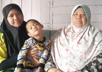 SITI Rahanim Jaimon (kanan) bersama Abilah Abu (kiri) dan Abdul Hannan Abdul Rahim yang mencari ibu kandungnya di rumah mereka di Kampung Parit Bachok, Jalan Parit Ismail, Benut, Pontian.