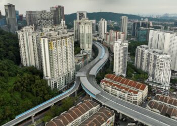 RAMAI penduduk khususnya di sekitar Lembah Klang memilih untuk terus menyewa berbanding membeli rumah sendiri berikutan kadar faedah pinjaman yang dikenakan bank terlalu tinggi. – UTUSAN/SHIDDIEQIIN ZON